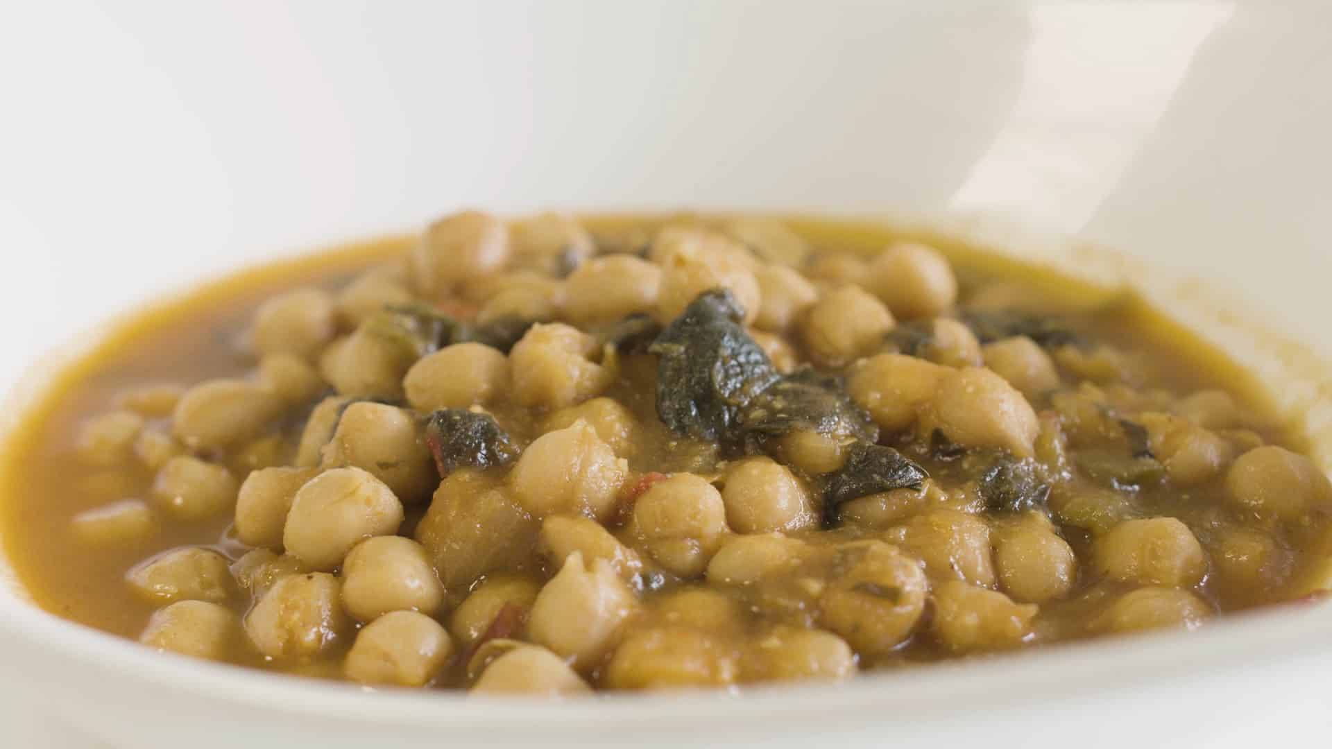 Detalle de Potaje de garbanzos con espinacas