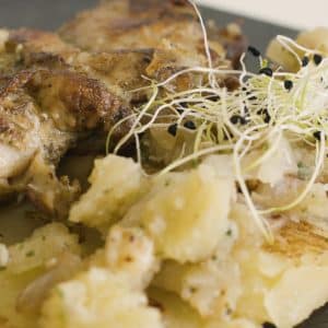 Detalle de Churrasco de pollo con patatas